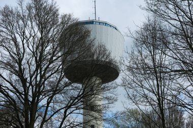 VIERSEN, ALMANY - 27 Mart. Çıplak dallardan 55 metre yükseklikteki su kulesine bakın. 2000 metreküp su için kule işlevi.