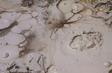 Orakei Korako gizli jeotermal vadi: Kaynayan sıcak çamur tenceresine yakın çekim