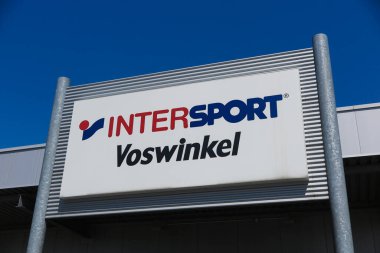TOENISVORST, ALMANY - 28 JUN. 2019: Intersport Vosswinkel 'in mavi gökyüzüne karşı logo kapat (Alman spor malzemeleri zinciri)