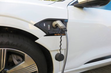 Viersen, Almanya - 30 Ekim. 2019: Audi e-tronic 'in şarj edilen şarj bataryasını izole et