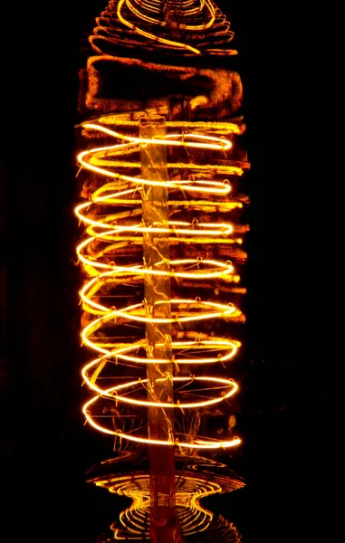 Geceleyin Parlayan Kablolar Olan Klasik Parlak Edison Ampulleri — Stok fotoğraf