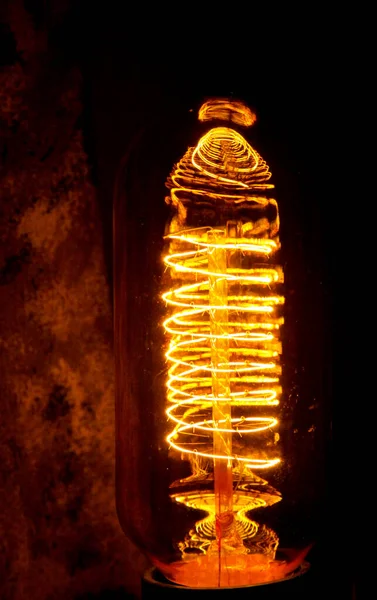 Dlážděné Klasické Žárovky Edison Viditelnými Zářícími Dráty Noci — Stock fotografie