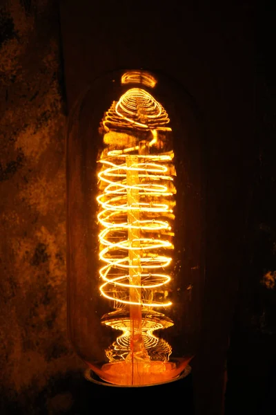 Geplaveide Klassieke Gloeilampen Edison Lampen Met Zichtbare Gloeiende Draden Nacht — Stockfoto