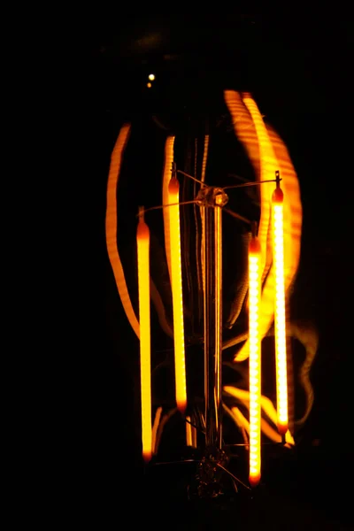 Cobbled Klassiska Glödlampor Edison Glödlampor Med Synliga Glödande Trådar Natten — Stockfoto