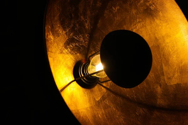 Lámpara Eléctrica Dorada Con Forma Quemadura Por Satélite Con Fondo —  Fotos de Stock