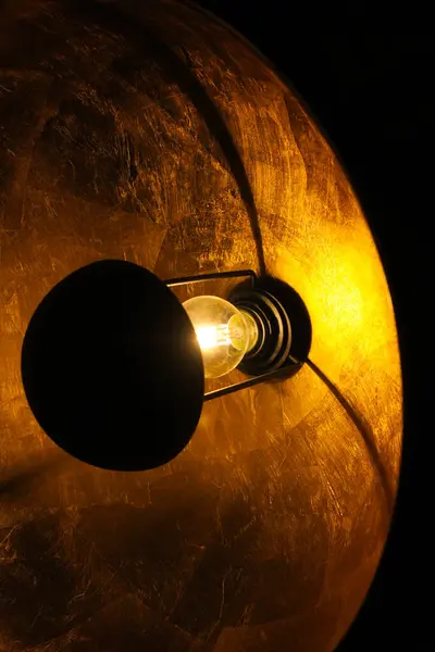 Elektrische Gouden Lamp Met Vorm Van Satelliet Branden Met Zwarte — Stockfoto