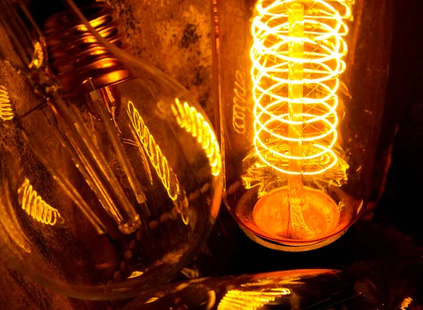 夜には輝く電線が見える古典的な白熱電球エジソン — ストック写真