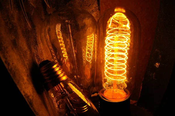 Cobbled Clássico Incandescente Lâmpadas Edison Com Fios Brilhantes Visíveis Noite — Fotografia de Stock