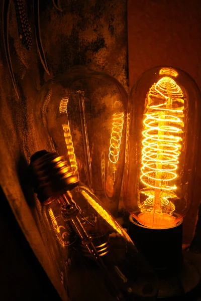 Geplaveide Klassieke Gloeilampen Edison Lampen Met Zichtbare Gloeiende Draden Nacht — Stockfoto