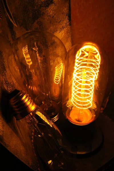 Wyściełane Klasyczne Żarówki Edison Widocznymi Świecącymi Przewodami Nocy — Zdjęcie stockowe