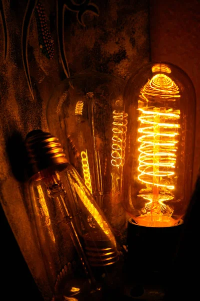 Cobbled Clássico Incandescente Lâmpadas Edison Com Fios Brilhantes Visíveis Noite — Fotografia de Stock