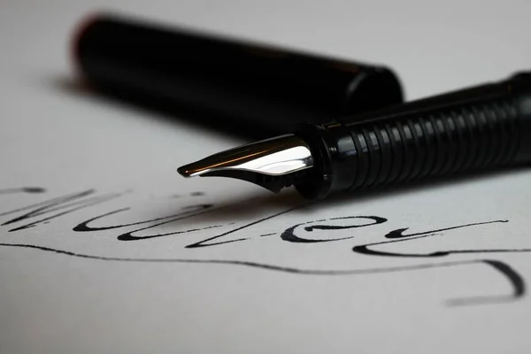 Kontraktsslutande Koncept Makro Närbild Isolerad Svart Bläckpenna Och Handskriven Signatur — Stockfoto