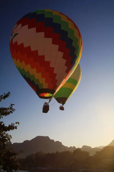 Balony Ogrzane Powietrze Nad Wzgórzami Krasowymi Wzdłuż Rzeki Nam Song — Zdjęcie stockowe