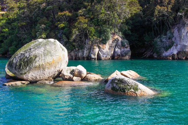 Zicht Geïsoleerde Lagune Met Rotsblokken Turquoise Water Rotswand Achtergrond Abel — Stockfoto