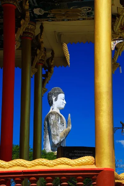 Вид Золотые Столбы Барабан Белую Статую Будды Фоне Голубого Неба — стоковое фото