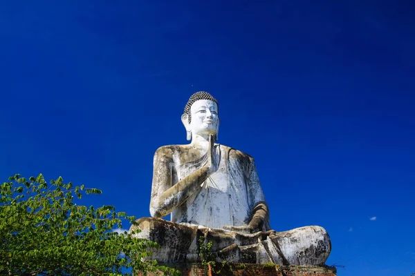 Большая Белая Статуя Будды Высоко Контрастирующая Голубым Безоблачным Небом Ват — стоковое фото
