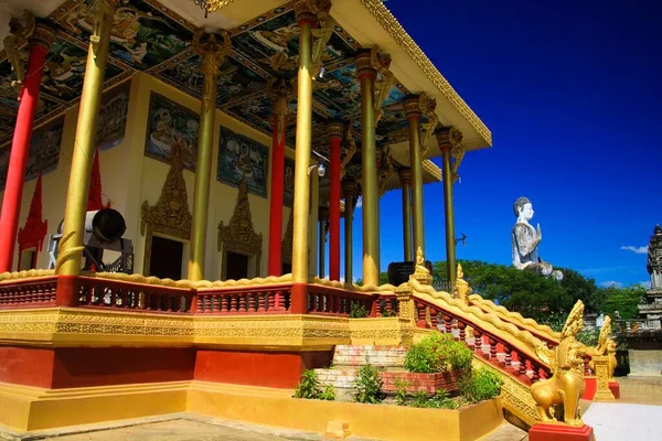 Vista Sobre Pilares Dorados Tambor Estatua Buda Blanca Contra Cielo — Foto de Stock