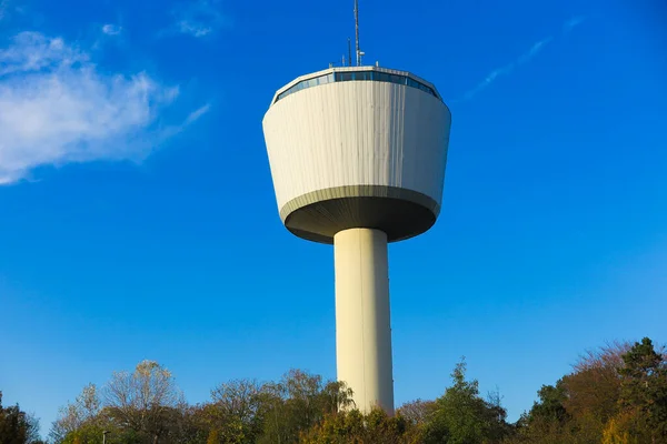 Vista Torre Água Isolada Metros Altura Contra Céu Azul Torre — Fotografia de Stock