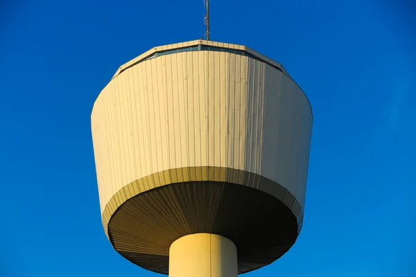 Vista Torre Água Isolada Metros Altura Contra Céu Azul Torre — Fotografia de Stock