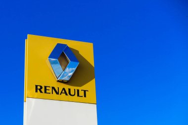 Dinslaken, Almanya - 18 Aralık. 2019: Fransız otomobil üreticisi Renault 'nun bulutsuz mavi gökyüzüne karşı izole edilmiş sarı logo harfleri