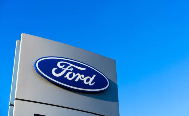 Dinslaken, Almanya - 18 Aralık. 2019: Amerikan otomobil üreticisi Ford 'un bulutsuz mavi gökyüzüne karşı izole edilmiş mavi gümüş logosu