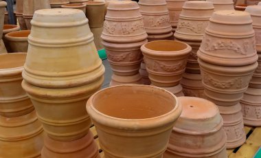 Alman bahçe merkezindeki izole edilmiş kahverengi terra cotta saksılarına bakın.