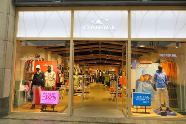 Oberhausen, Almanya - 11 Şubat. 2020: O 'Neill moda mağazasının girişinde görüntü