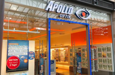 Oberhausen, Almanya - 11 Şubat. 2020: Apollo Optik gözlük mağazasının girişine bakın