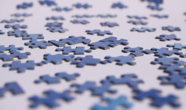 İzole edilmiş mavi yapboz parçalarını kapat, beyaz arkaplan