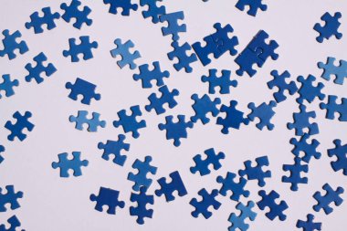 İzole edilmiş mavi yapboz parçalarını kapat, beyaz arkaplan