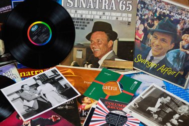VİERSEN, ALMANY - 11 Mart. 2019: Frank Sinatra 'nın plak koleksiyonuna bakın