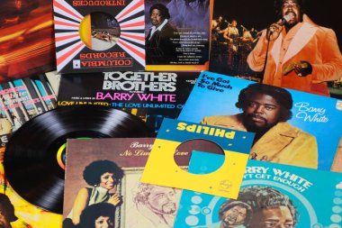 VİERSEN, ALMANY - 11 Mart. 2019: Barry White 'ın plak koleksiyonuna bakın