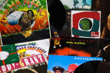 VİERSEN, ALMANY - 10 Mart. 2019: Reggae vinil plaklarının koleksiyonu