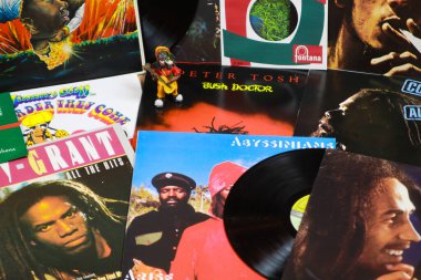 VİERSEN, ALMANY - 10 Mart. 2019: Reggae vinil plaklarının koleksiyonu