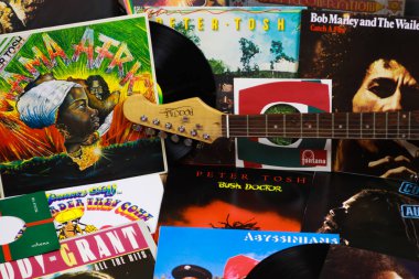 VİERSEN, ALMANY - 10 Mart. 2019: Reggae vinil plaklarının koleksiyonu