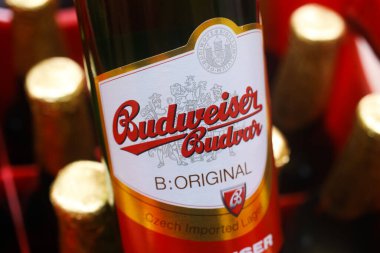 Viersen, Almanya - 9 Mayıs. 2020: Münferit şişe czech Budweiser Budvar birası. Arka planda şişe olan bulanık konteynır.