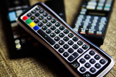 Tahta masadaki TV, Video ve stereo müzik sistemi için uzaktan kumandayı kapat
