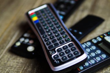 Tahta masadaki TV, Video ve stereo müzik sistemi için uzaktan kumandayı kapat
