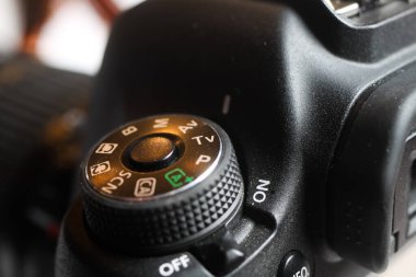 Viersen, Almanya - 26 Mayıs. 2020: Eski dijital kamera Canon EOS 50 D 'nin arama kipini kapat