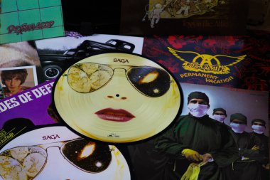 VİERSEN, ALMANY - 10 Mart. 2019: Klasik rock plakları koleksiyonu