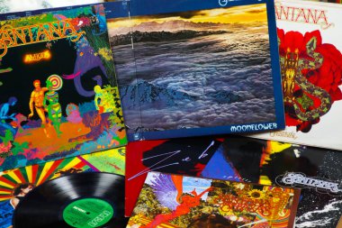 VERSEN, ALMANY - 1 MAYIS. 2019: Carlos Santana 'nın plak koleksiyonuna bakın