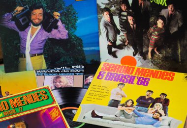 VERSEN, ALMANY - 1 MAYIS. 2019: Sergio Mendes plak koleksiyonunda görüntüleme