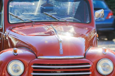 ROTHENBACH, ALMANA - 10 Ekimde. 2018: Kırmızı parlak Fiat 500 klasik Cabriolet otomobiline yakın çekim