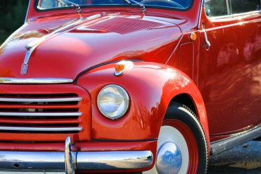 ROTHENBACH, ALMANA - 10 Ekimde. 2018: Kırmızı parlak Fiat 500 klasik Cabriolet otomobiline yakın çekim