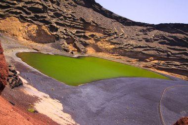 Etkileyici uçurumlarla çevrili göldeki tenha, koyu yeşil göle (lago verde) bakın - El Golfo, Lanzarote