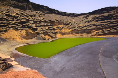 Etkileyici uçurumlarla çevrili göldeki tenha, koyu yeşil göle (lago verde) bakın - El Golfo, Lanzarote