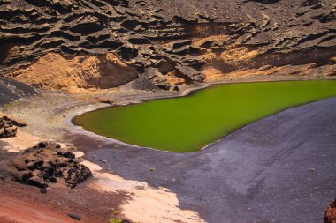 Etkileyici uçurumlarla çevrili göldeki tenha, koyu yeşil göle (lago verde) bakın - El Golfo, Lanzarote