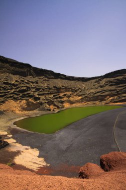 Etkileyici uçurumlarla çevrili göldeki tenha, koyu yeşil göle (lago verde) bakın - El Golfo, Lanzarote