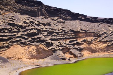 Etkileyici uçurumlarla çevrili göldeki tenha, koyu yeşil göle (lago verde) bakın - El Golfo, Lanzarote