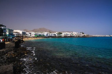 PLAYA BLANCA, LANZAROTE - 9 Haziran. 2019: Şehir manzarası, okyanus manzarası, lagün ve beyaz evler.